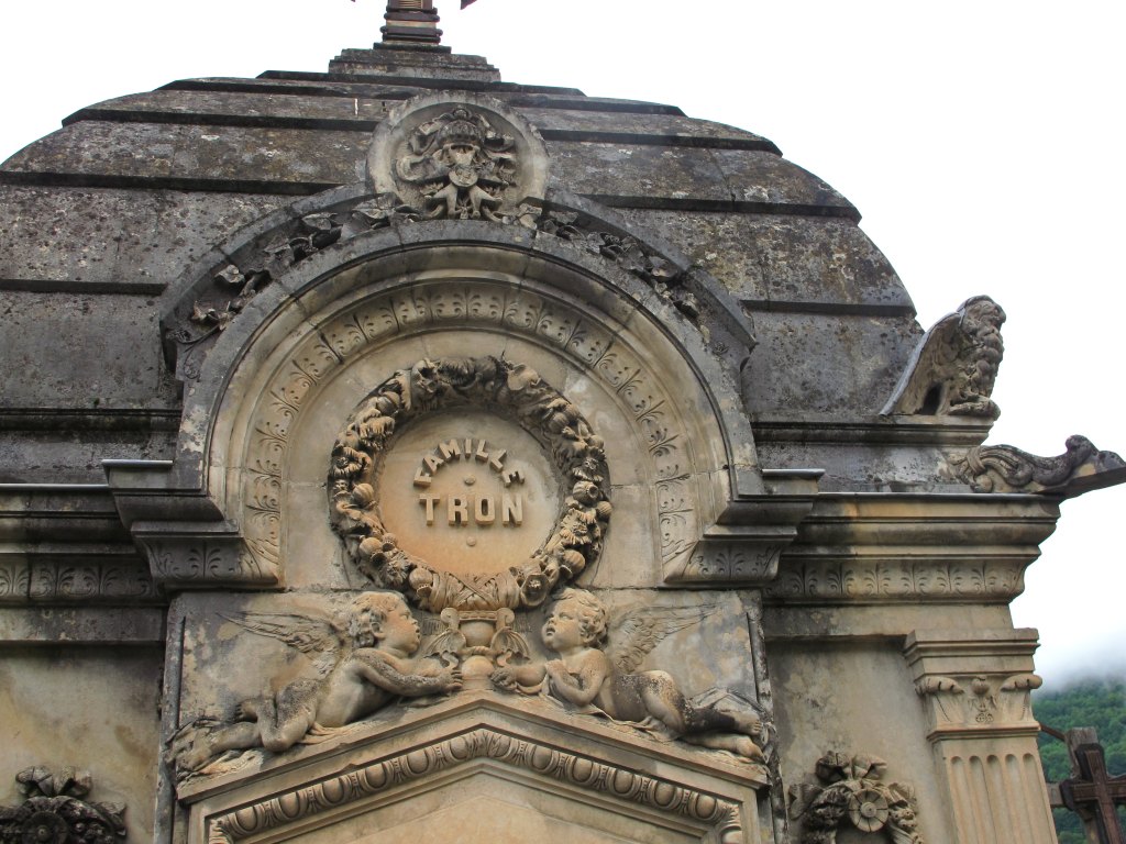 Détail du décor sculpté surmontant l'entrée de la chapelle.