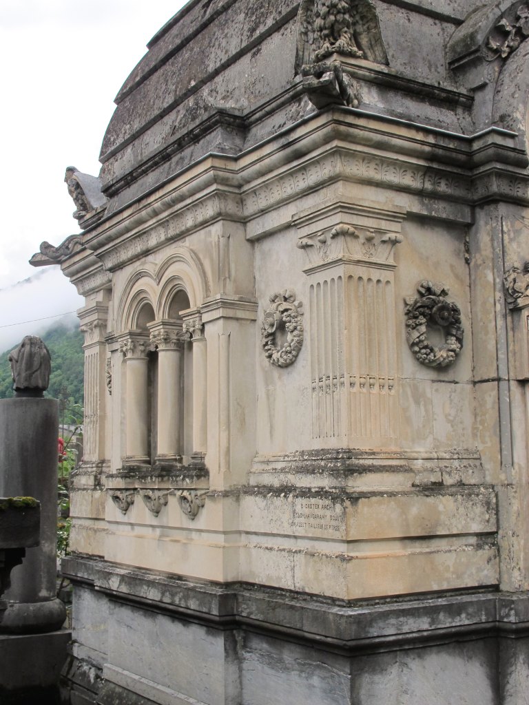 Vue de l'emplacement des signatures sur l'élévation latérale.
