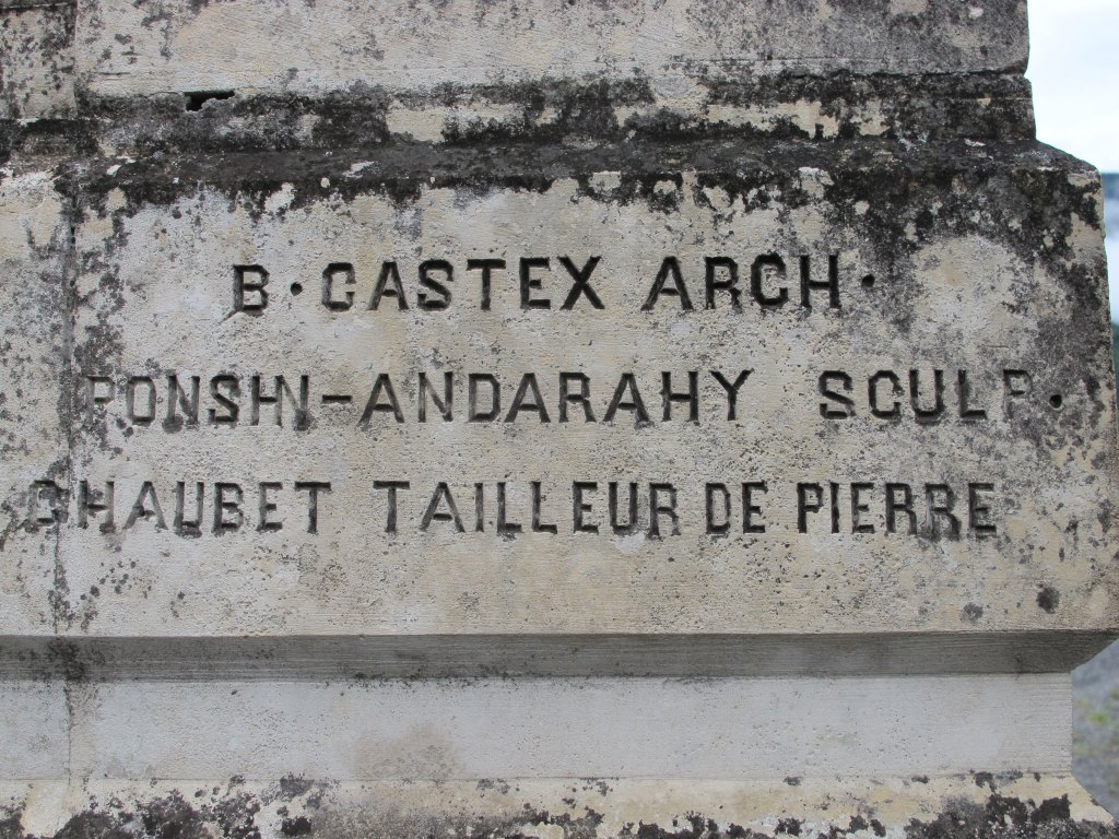 Détail de la signature des créateurs du tombeau.
