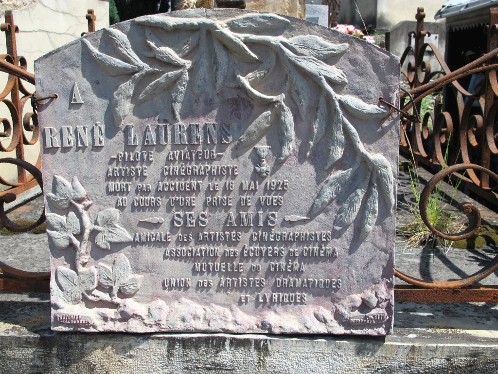 Vue d'ensemble de la plaque dédiée à René Laurens.