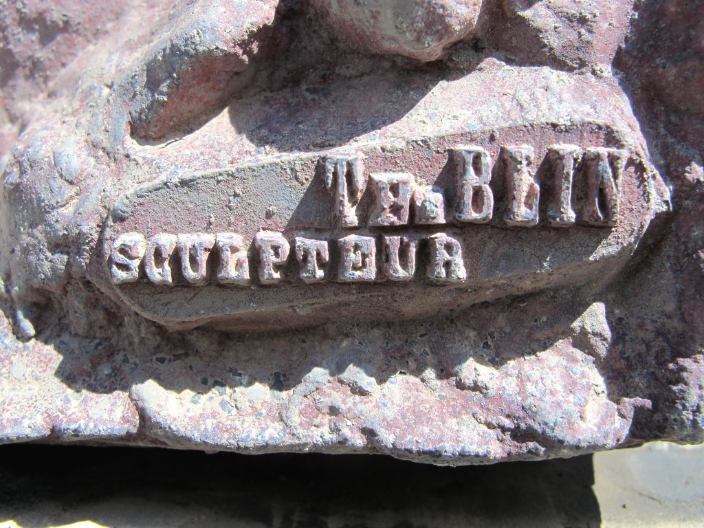 Détail de la signature du sculpteur Th. Blin.
