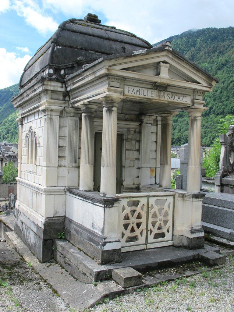 Vue d'ensemble du tombeau Julien Sacaze.