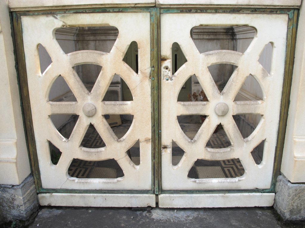 Vue du motif de roues ornant le portail du porche.