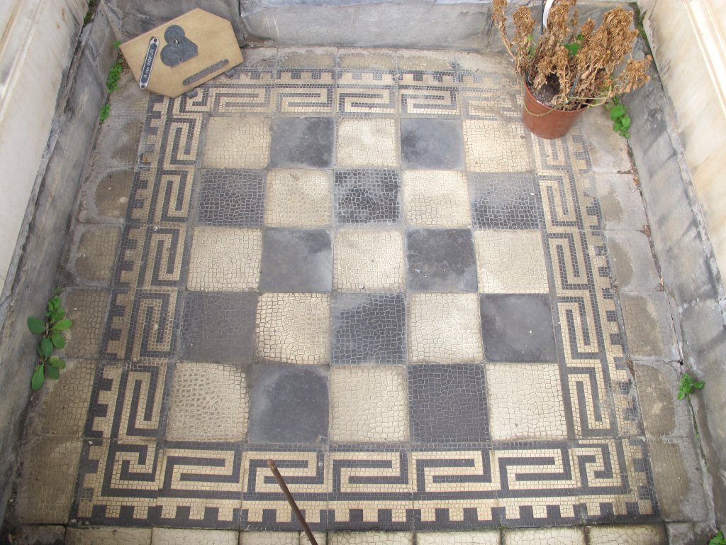 Vue du décor de mosaïque du sol du porche.