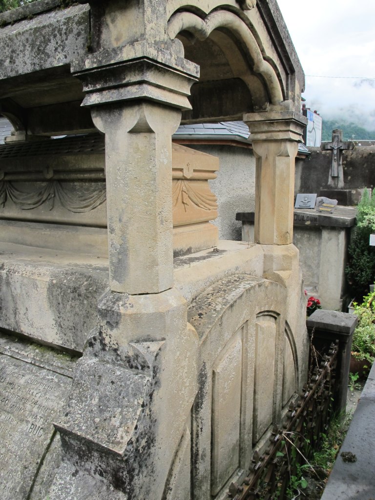 Vue de l'élévation postérieure du tombeau Nadau.