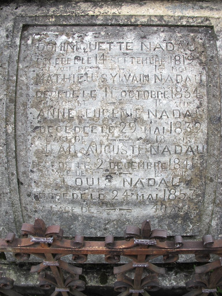 Détail d'une plaque d'inscriptions du tombeau Nadau.