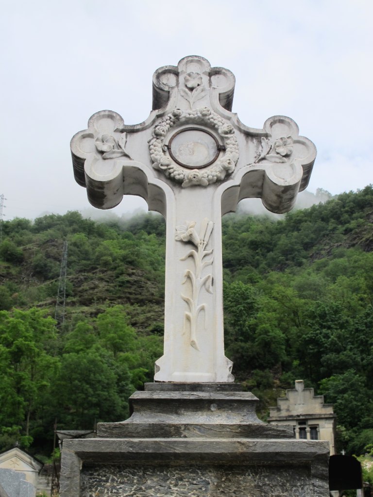 Détail du décor de la croix.