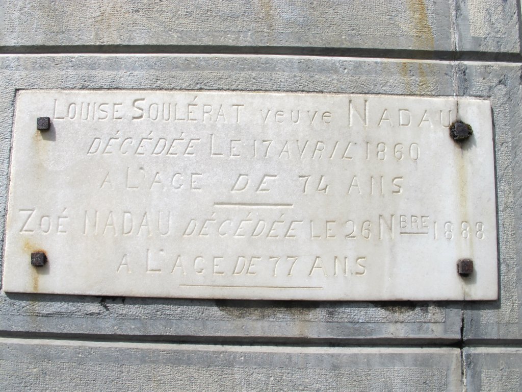 Détail des plaques funéraires de Louise Soulérat et Zoé Nadau.
