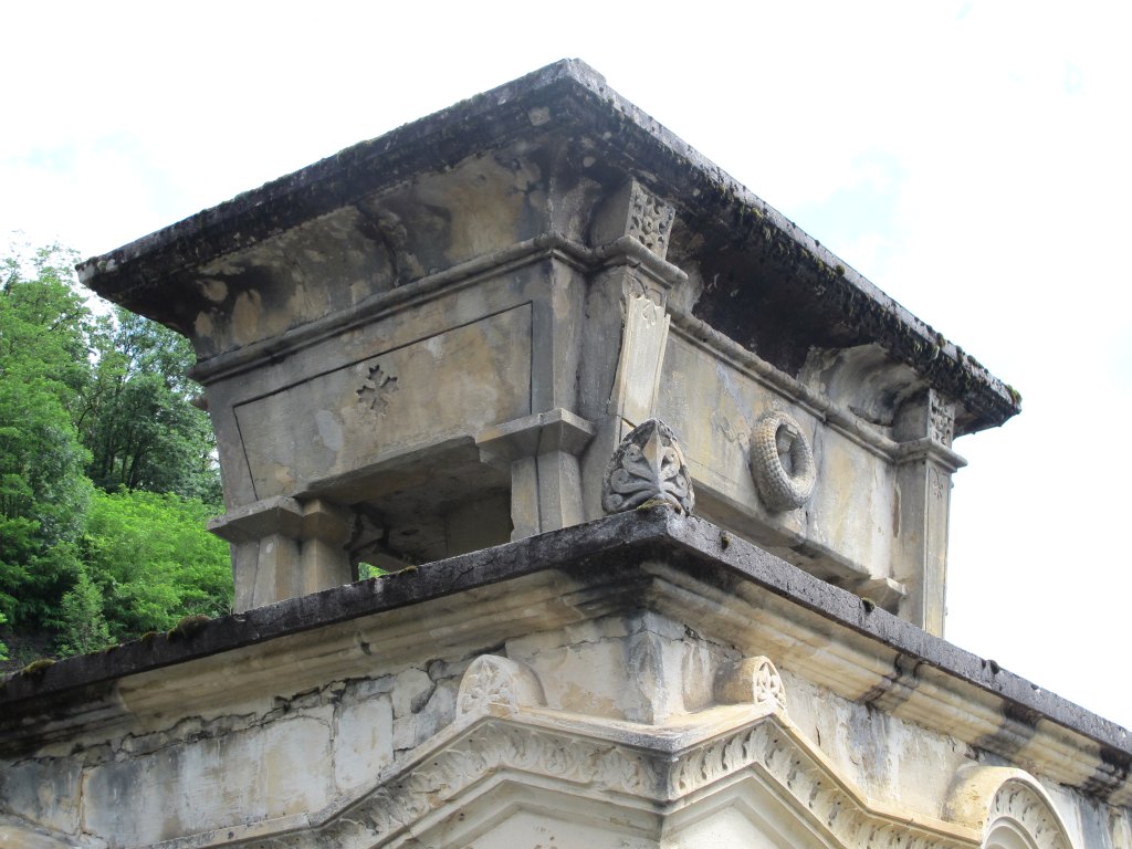 Vue d'ensemble du sarcophage au sommet du tombeau.