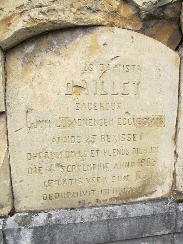 Détail de la plaque mémorielle du curé (Va)daillet.