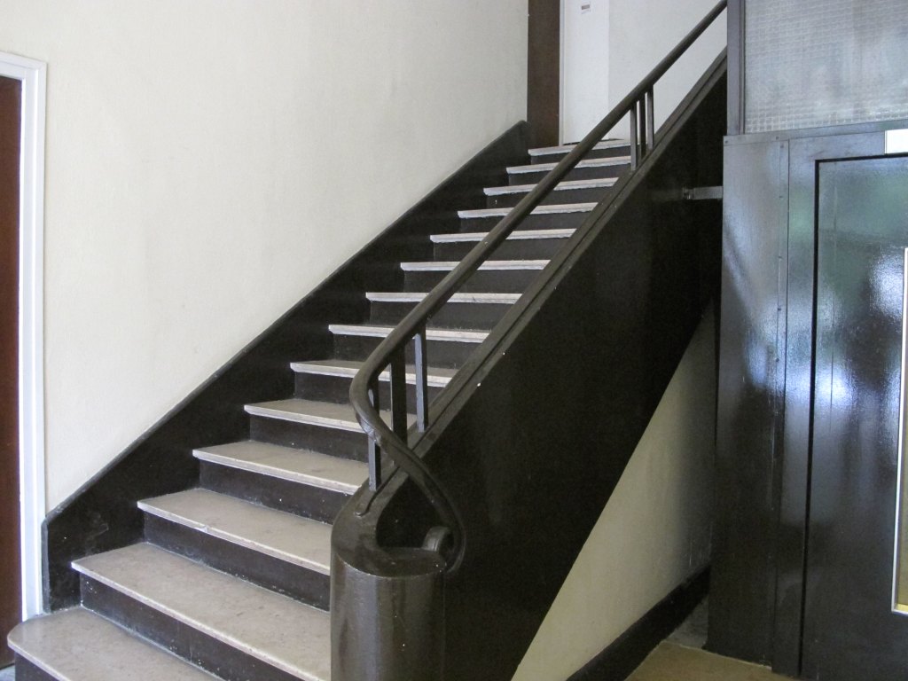 Vue du départ de l'escalier dans le hall.