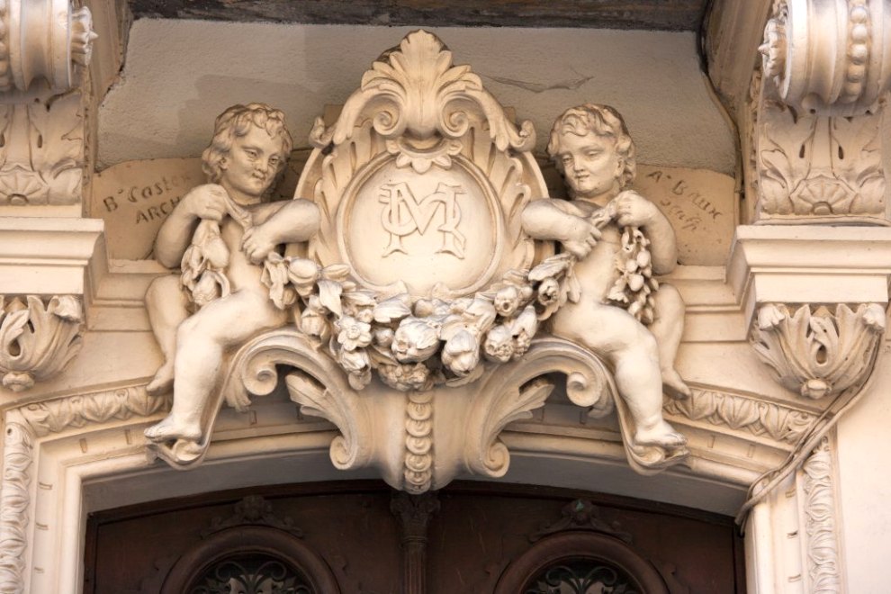 Vue du groupe sculpté surmontant la porte.
