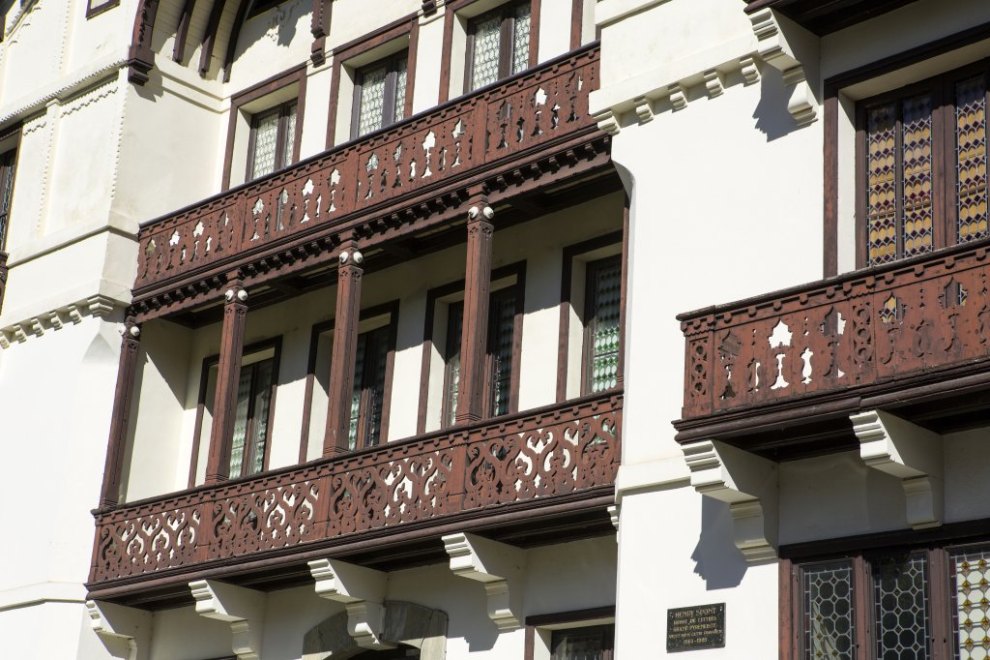 Vue des balcons en bois de la façade sud.