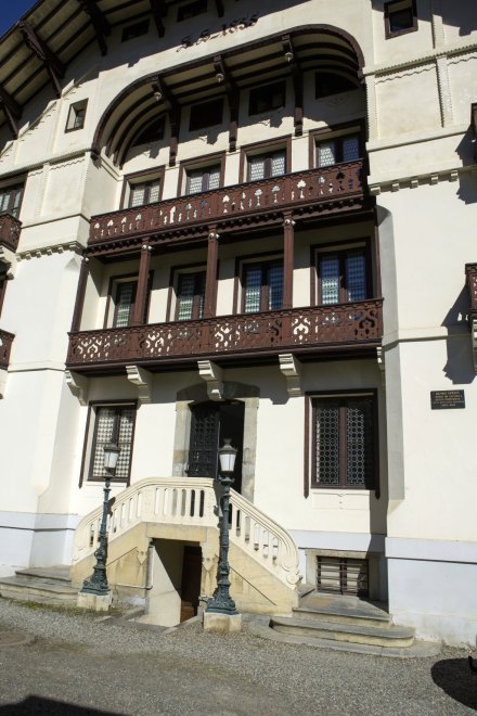 Vue du perron et du corps central de la façade sud.