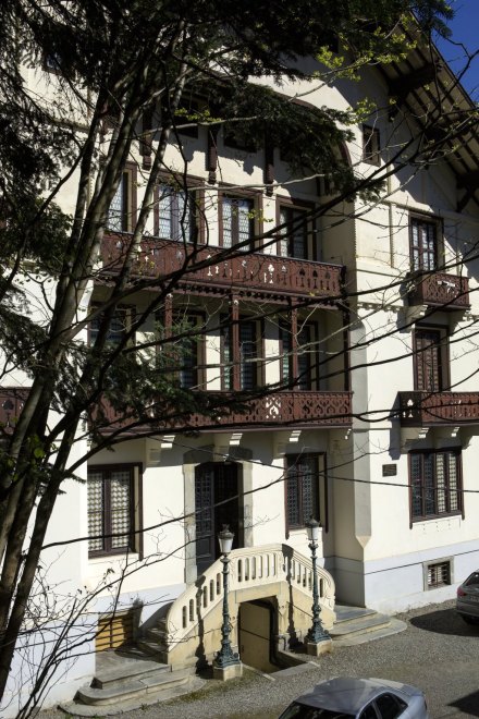 Vue de la façade depuis le jardin, au sud-ouest.