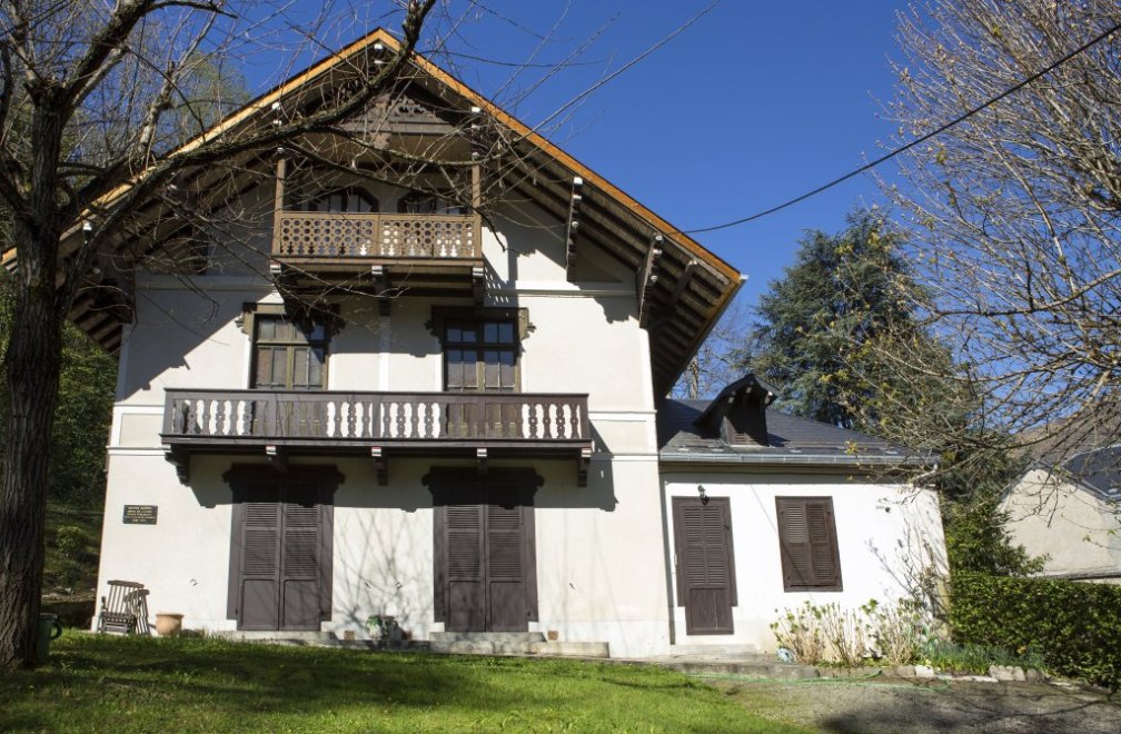 Vue d'ensemble de la façade du petit chalet.