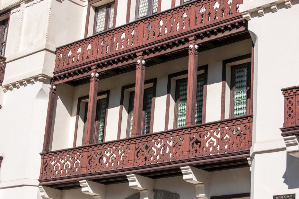 Vue des balcons en bois du corps central de la façade sud.