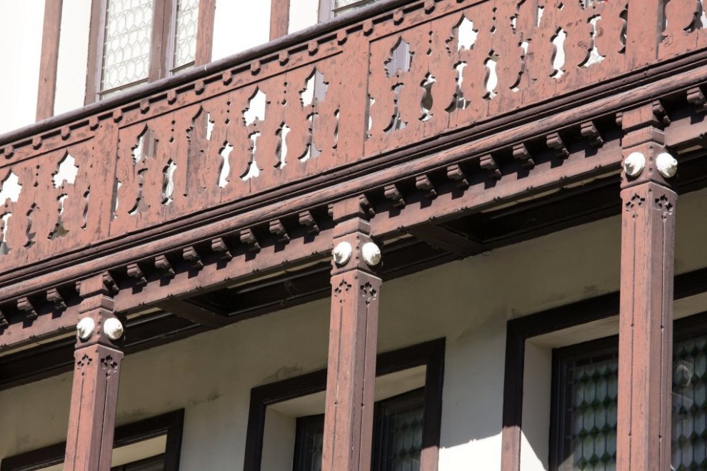 Façade sud, corp central : vue des piliers et du balcon du deuxième étage.