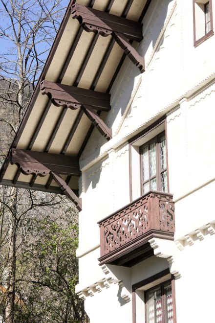 Façade sud, détail de la baie du deuxième étage de la travée ouest et chevrons débordants de la toiture.