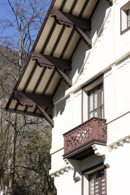Façade sud, détail de la baie du deuxième étage de la travée ouest et chevrons débordants de la toiture.
