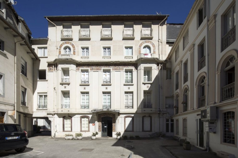 Vue de la façade depuis l'allée d'Etigny.