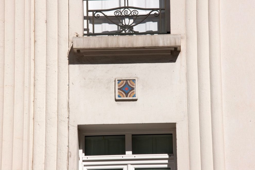 Détail du décor entre le premier et le deuxième étage de la façade.