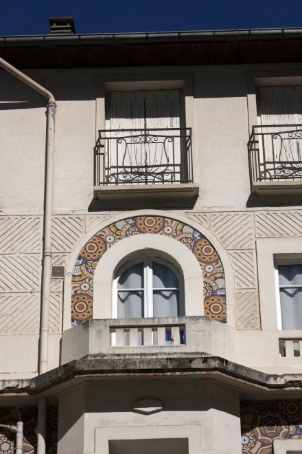 Vue du couronnement de l'oriel gauche de la façade.