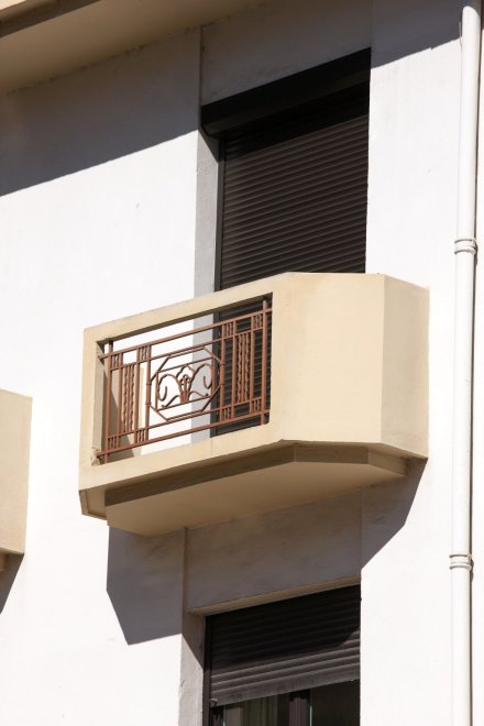 Façade sud : détail d'un balcon isolé du deuxième étage.