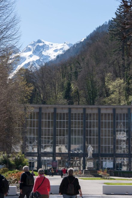 Vue de la façade dans l'axe de la vallée.