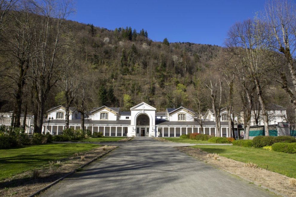 Vue des thermes Chambert depuis les Quinconces.