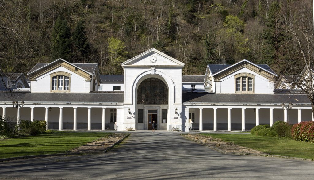 Vue de la façade des thermes Chmabert.