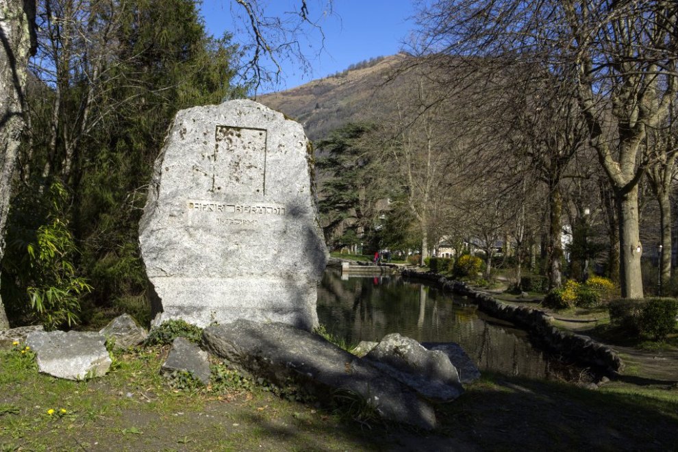 Vue d'ensemble du monument en bordure du lac.