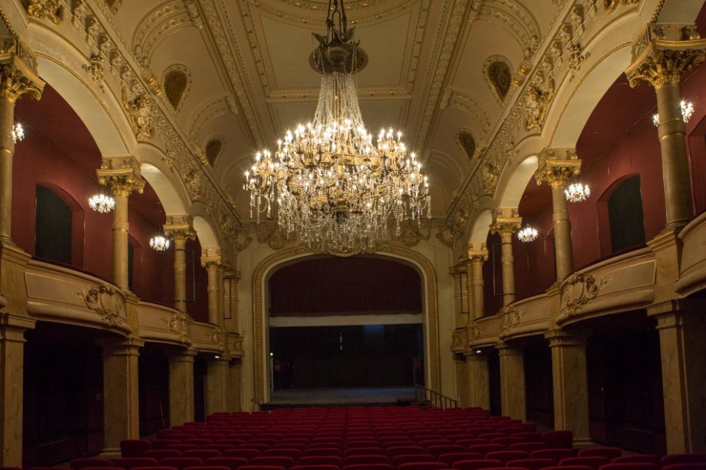 Vue d'ensemble de la salle du théâtre après sa restauration de 2016.