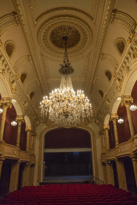 Vue d'ensemble de la salle du théâtre après sa restauration de 2016.