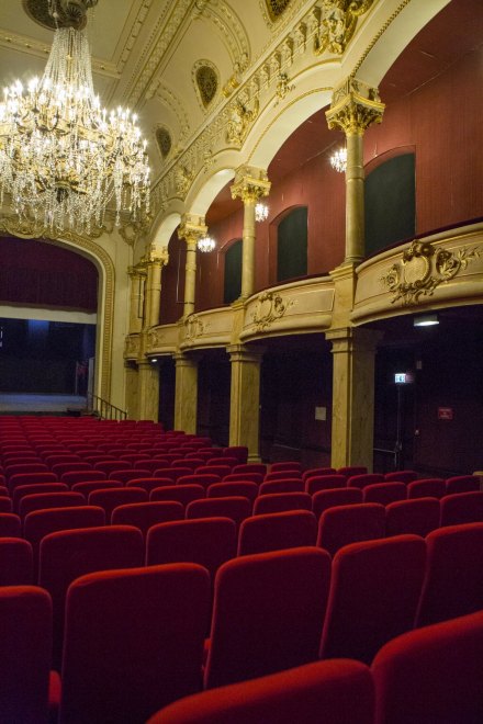 Vue du côté droit de la salle du théâtre après sa restauration de 2016.