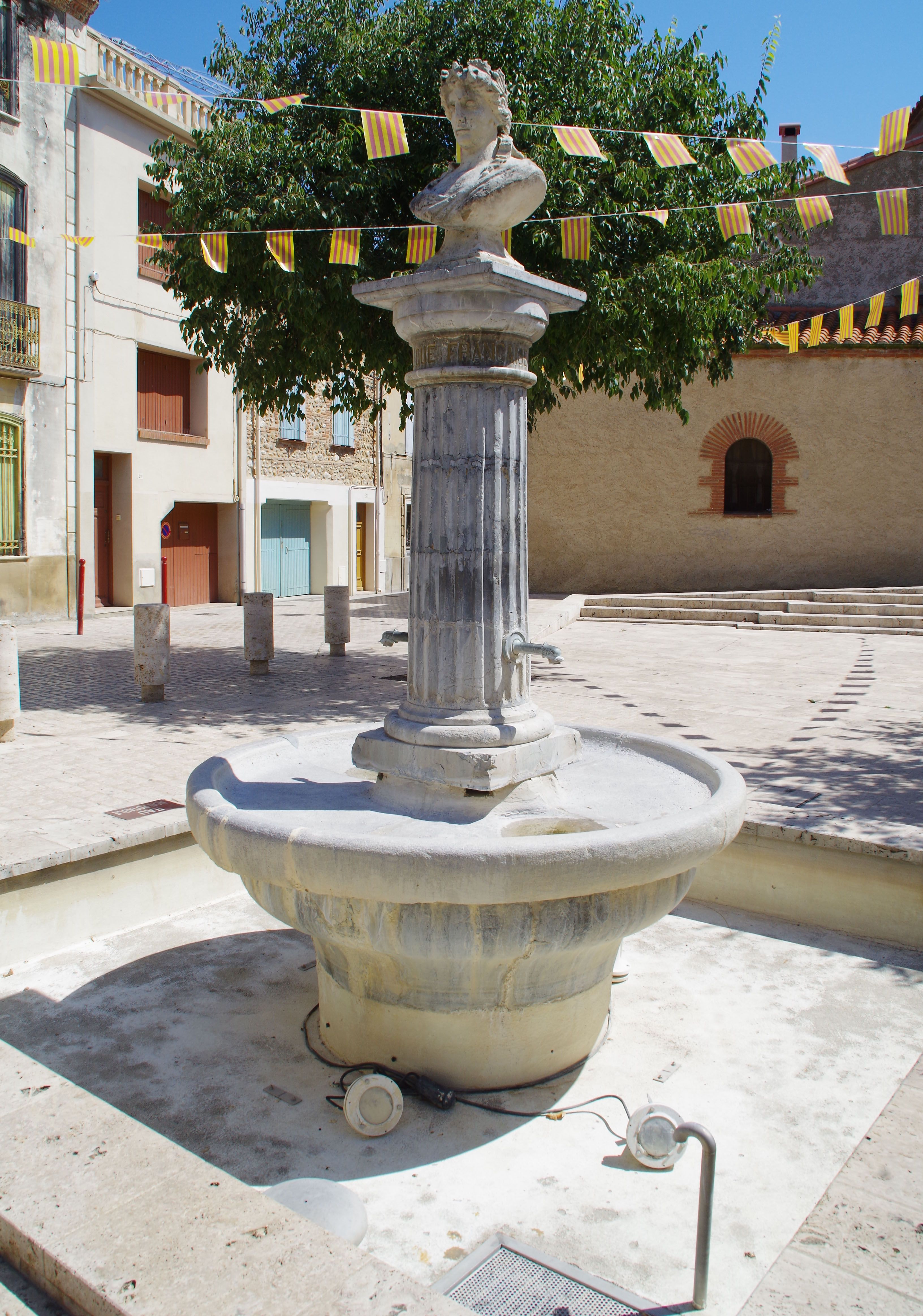 Monument de la république, vue d'ensemble prise de l'ouest.