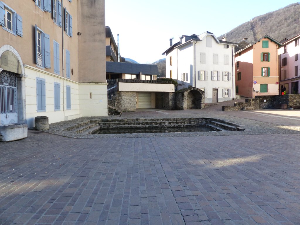 Vue d'ensemble de la place du Breilh depuis le nord.
