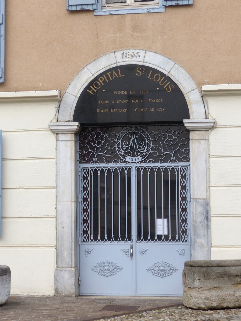 Elévation occidentale, détail du portail portant deux dates (1846 et 1879), vue depuis l'ouest.