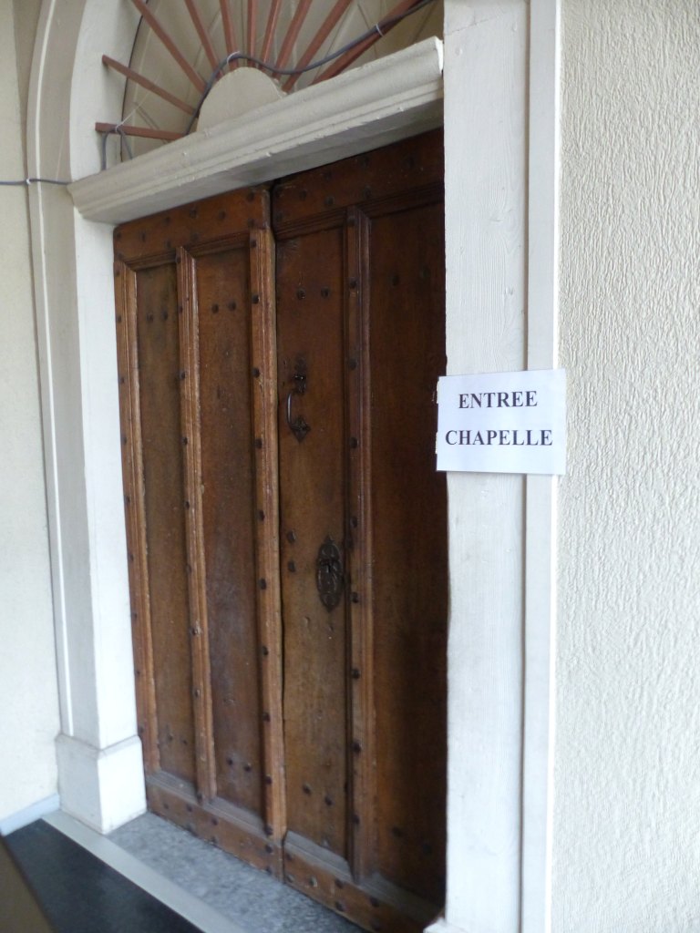 Entrée de la chapelle, vue depuis l'ancien portail d'entrée de l'hôpital, vue depuis le nord-ouest.