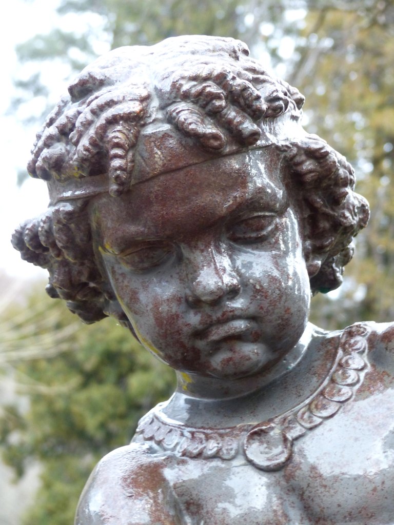 Détail du visage de l'enfant, vue de face.