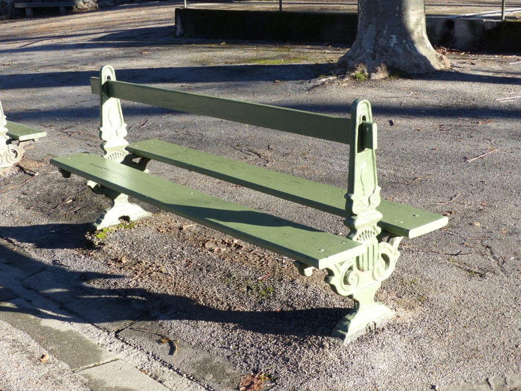 Banc, vue de trois-quarts.