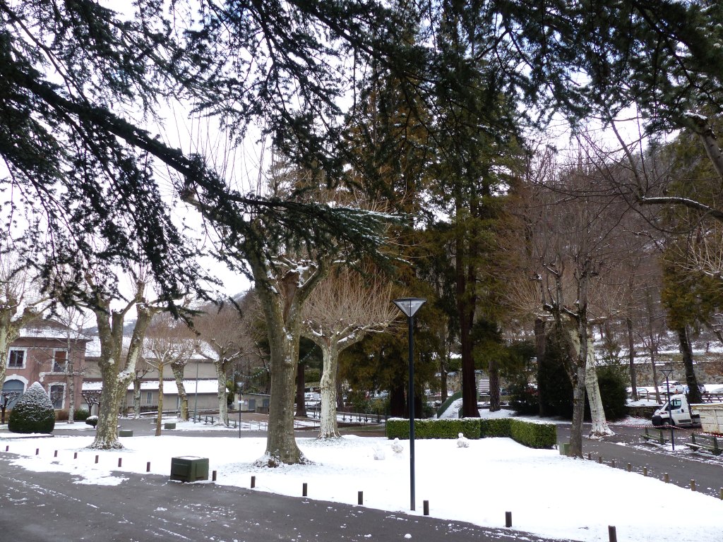 Vue d'ensemble de la partie centrale sous la neige, vue depuis le sud-est.