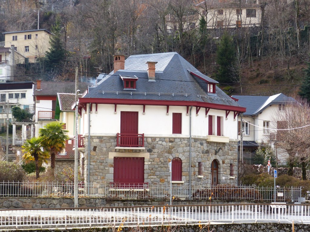 Vue d'ensemble depuis l'autre côté de l'Ariège, vue depuis le nord.