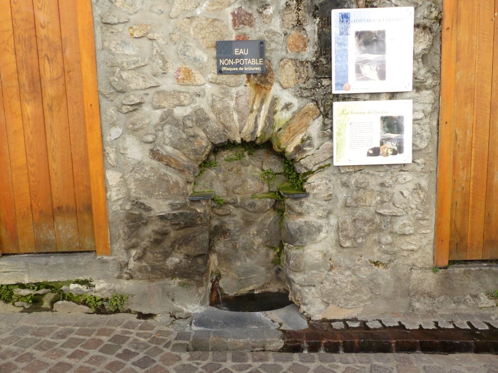 Fontaine du Coustou, vue depuis l'ouest.