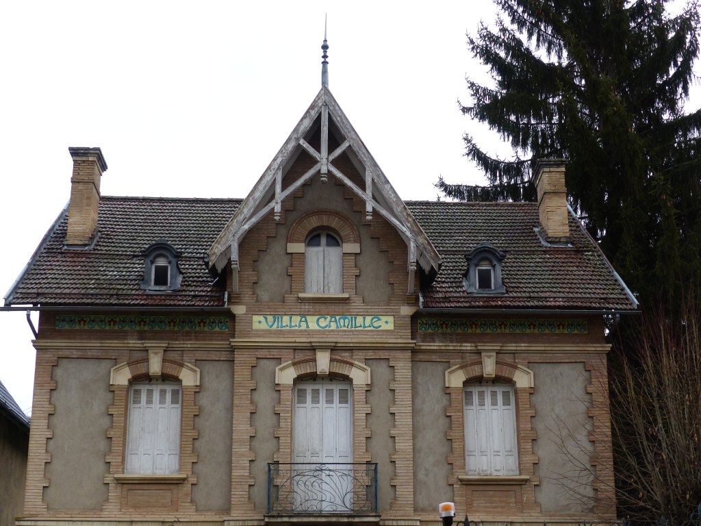 Façade ouest, détail de la partie supérieure.
