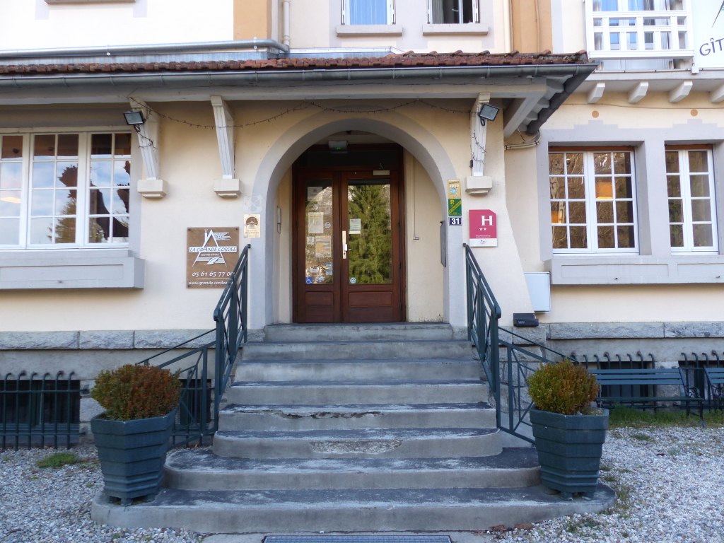 Façade ouest, détail de l'escalier et du porche d'entrée.
