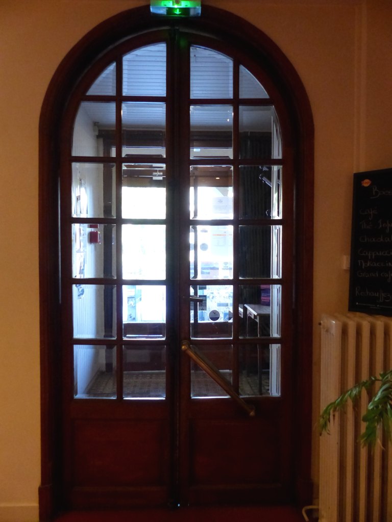 Accueil, détail de la porte d'entrée.