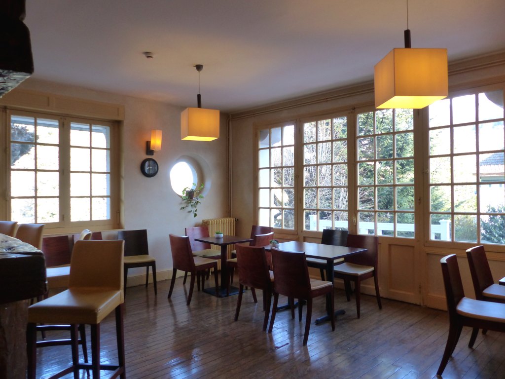 Bar, vue d'ensemble depuis l'entrée.