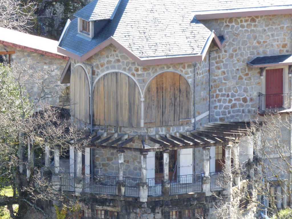 Détail de la partie polygonale de la maison, vue depuis l'ouest.