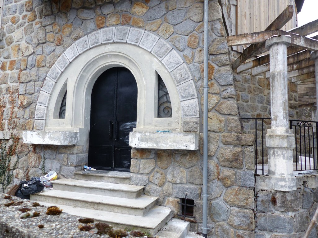 Façade est, détail de l'entrée.